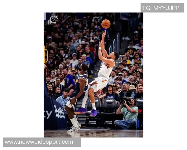 布克复出状态渐入佳境半场出战13分钟贡献10分2助 布克复出状态渐入佳境半场出战13分钟贡献10分2助