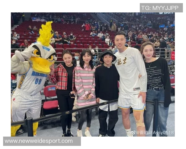 翟晓川妻子分享观赛美照庆祝陪伴第15个赛季只为与你共度每一个瞬间